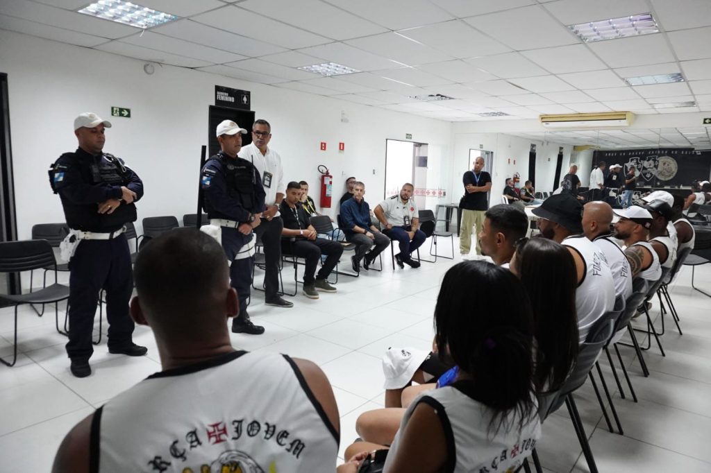 Força Jovem do Vasco retorna aos estádios após 12 anos e vê vitória emocionante contra o Santos em São Januário 1 20250330 233610212134187743165183