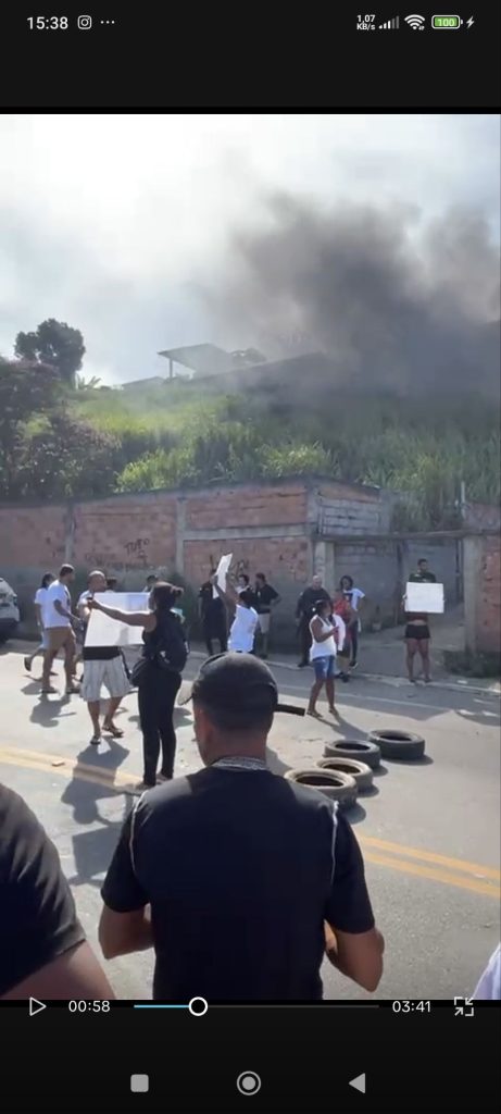 População protesta em Belford Roxo após morte brutal do Danilo "Neném"; casa do acusado é incendiada 2 screenshot 2025 03 23 15 38 05 756 com3562008111147708767