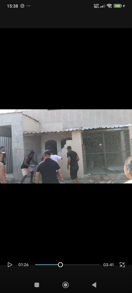 População protesta em Belford Roxo após morte brutal do Danilo "Neném"; casa do acusado é incendiada 1 screenshot 2025 03 23 15 38 14 909 com8162152425437406497