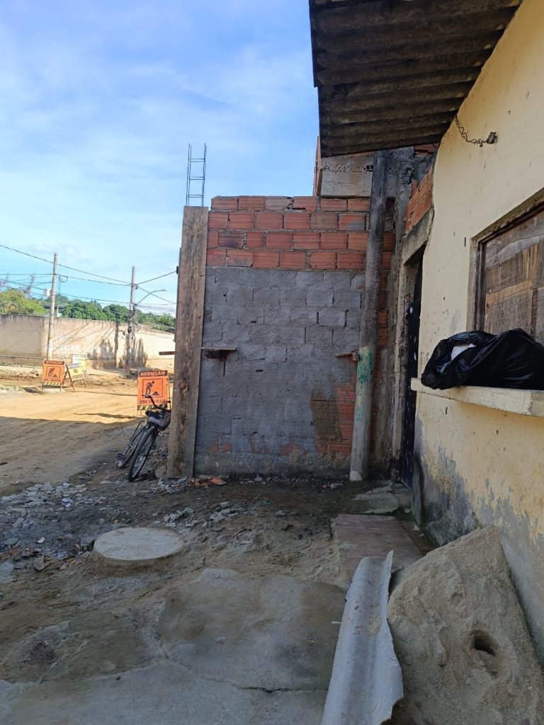 A visita chegou: fiscais notificam construções irregulares no bairro Xavantes 4 img 20250509 wa01756931434600329401157