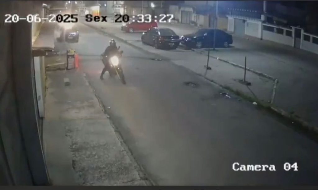Vídeo forte mostra motociclista morto durante tentativa de assalto em Belford Roxo 3 inshot 20250622 1633380611120502741211071729
