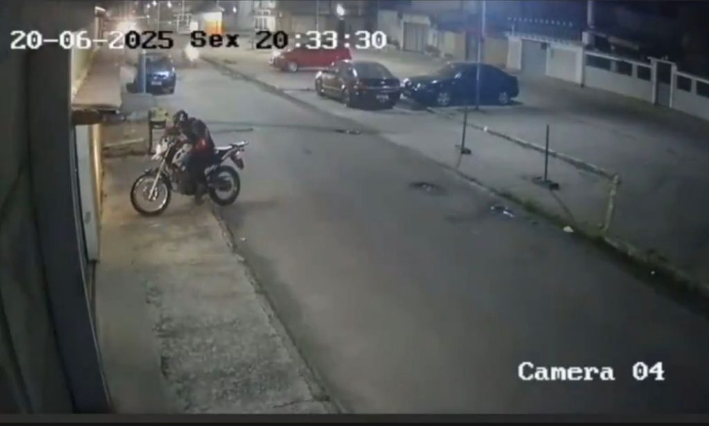 Vídeo forte mostra motociclista morto durante tentativa de assalto em Belford Roxo 2 inshot 20250622 1634001876347665628943756003