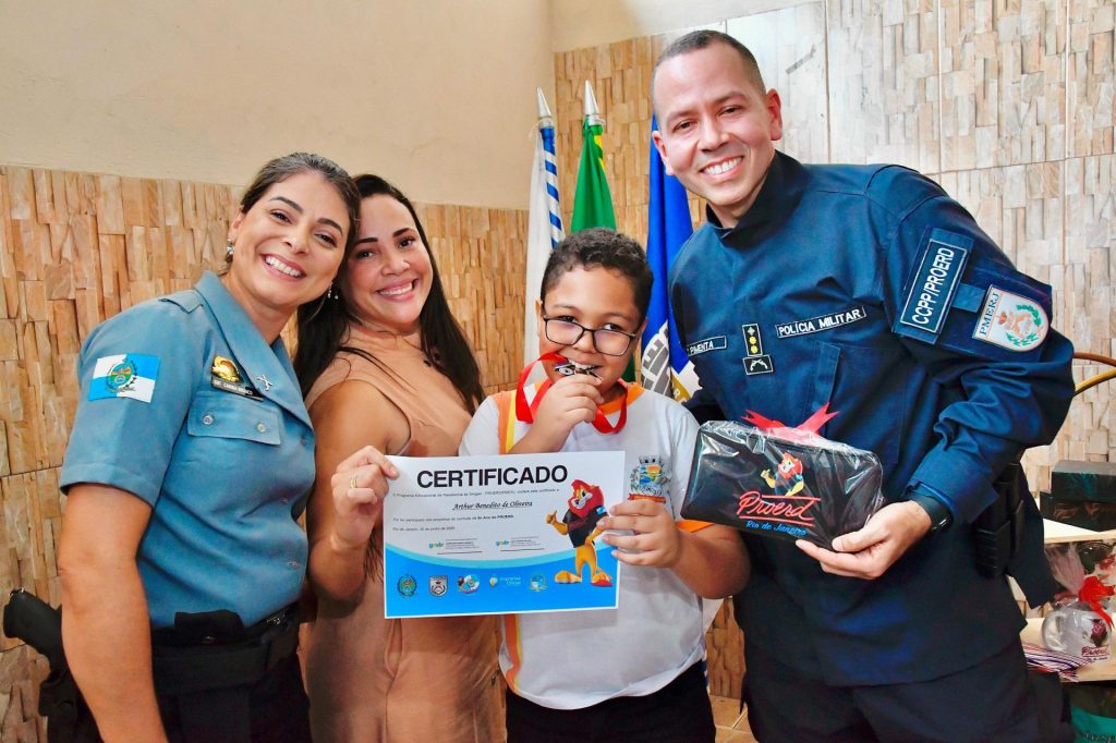 Arthur Benedito é destaque na formatura do PROERD em Belford Roxo 3 1 proerd carina gisele arthur e pimenta 363850736533498796279727004