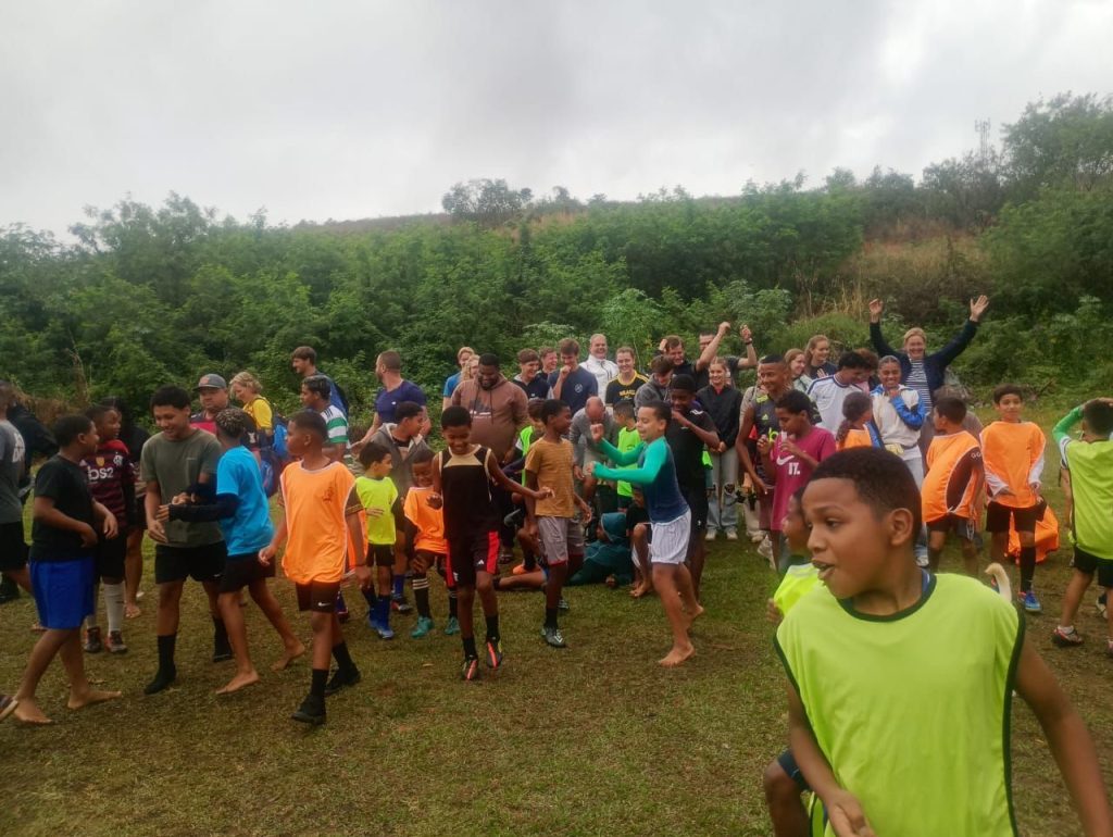 Entenda o que aconteceu: holandeses visitam projeto de futebol em Belford Roxo após passeio pelas ruas do São Leopoldo 2 img 20250812 wa0065716108462591583771