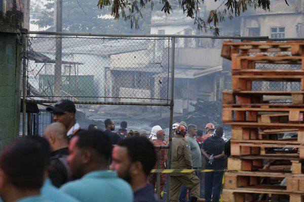 Incêndio em Irajá paralisa 11 estações do metrô: entenda o que aconteceu 2 1122891637948991786501517584