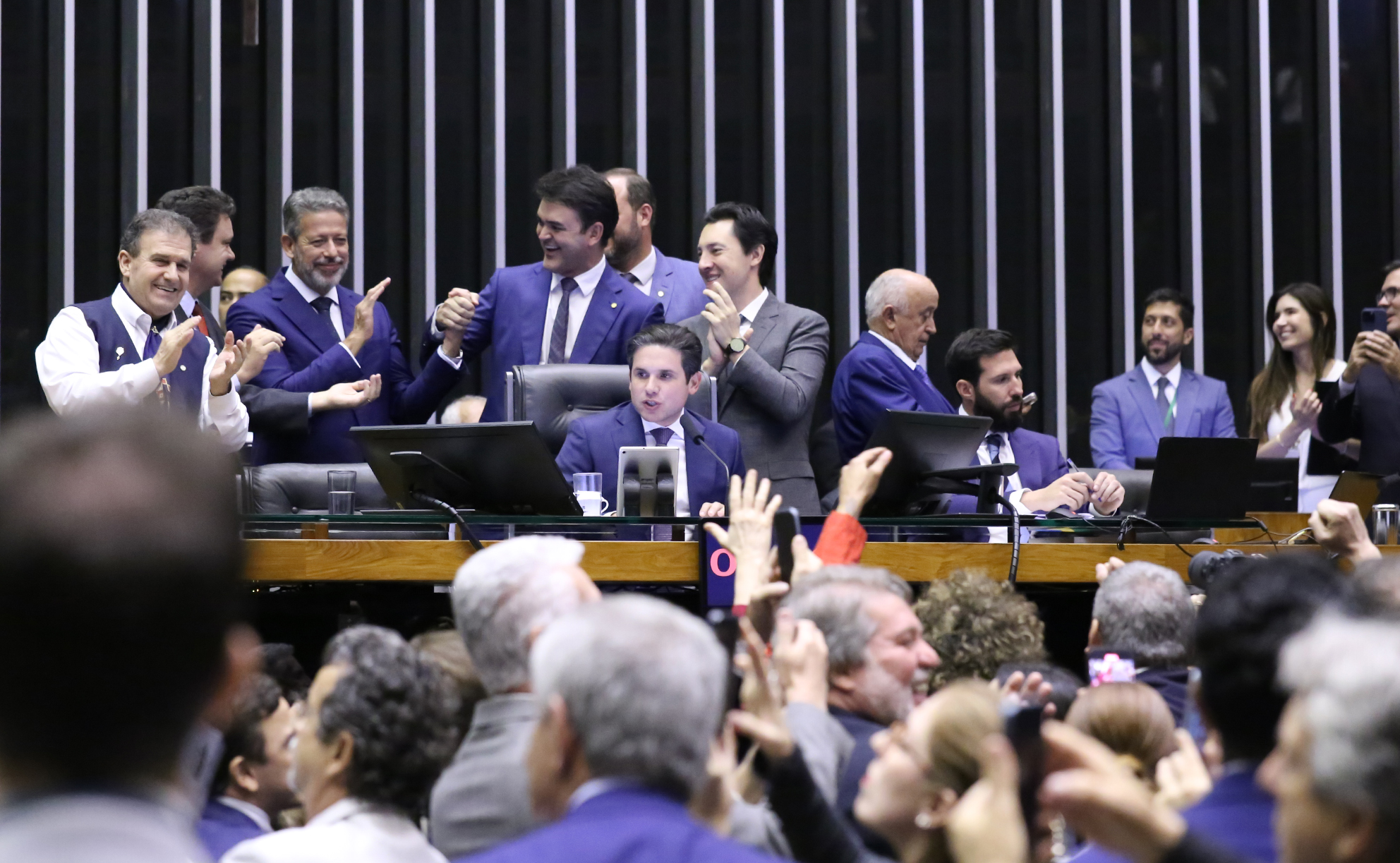como-votou-cada-deputado-isencao-ir-camara.jpg